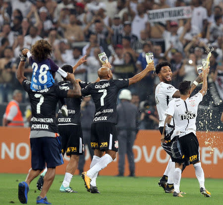 Soccer Football - Brazilian Championship - Corinthians v Fluminense - Arena Corinthians Stadium, Sao Paulo, Brazil - November 15, 2017. Corinthians players celebrate after the match. REUTERS/Paulo Whitaker