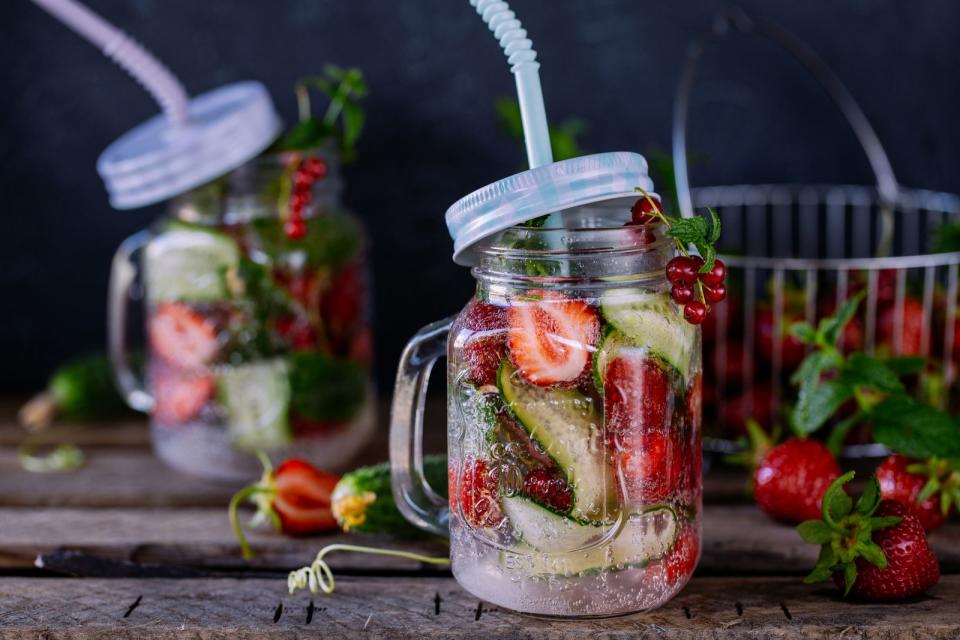 Besonders schmackhaft ist auch die Kombination aus Gurke und Erdbeere. Schneiden Sie beides in Scheibchen oder Stückchen und lassen Sie es im Wasser etwas ziehen. Anschließend geben Sie einen Schuss Limettensaft hinzu und genießen den Sommer aus dem Glas. (Bild: iStock / KaterynaSednieva)