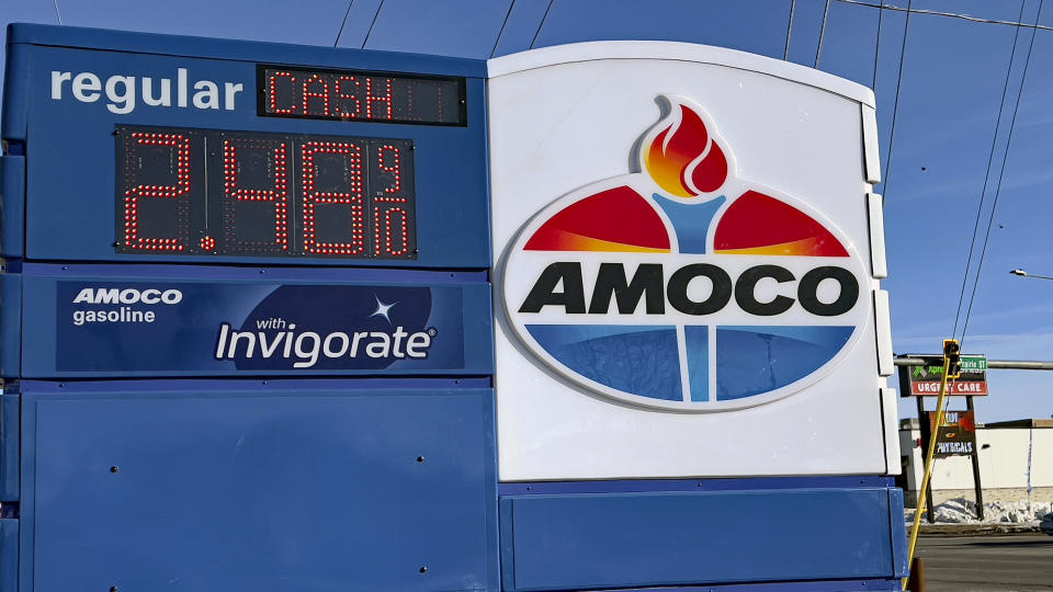 EMPORIA, KANSAS - JANUARY 19, 2024 Price of gasoline keeps dropping at local AMOCO station price is now $2.48 for cash purchase Credit: Mark Reinstein/MediaPunch /IPX