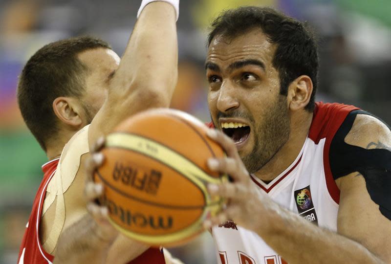 El pívot de la selección de Iran Hamed Haddadi (d) entra a canasta ante el pívot de la selección de Serbia Rasco Katic en el partido del grupo A del Mundial de Baloncesto que las selecciones de Irán y Serbia disputan hoy, lunes 1 de septiembre de 2014, en el Palacio de los Deportes de Granada. EFE/Jorge Zapata