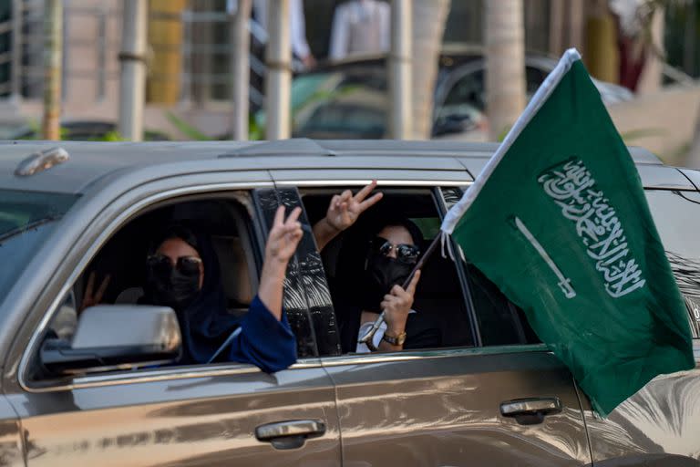 Mujeres sauditas saludan desde un vehículo tras la victoria contra la Argentina en el Mundial de Qatar