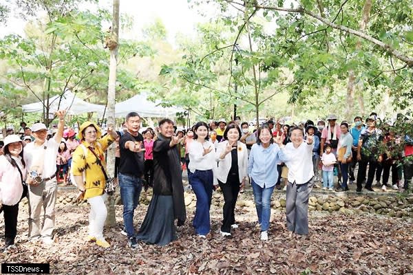 二零二四雲林客家桐花祭「雲林古坑—桐聚、心花開」流動藝術饗宴，日前在古坑鄉荷苞山桐花公園登場。（記者劉春生攝）