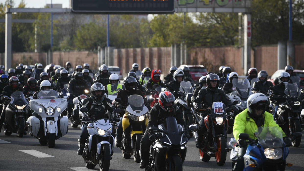 Des motards bloquent le périphérique lors d’une manifestation à Toulouse, ce samedi  26 novembre 2022. Leur but : contester la décision du Conseil d’Etat d’imposer un contrôle technique aux deux-roues motorisés.