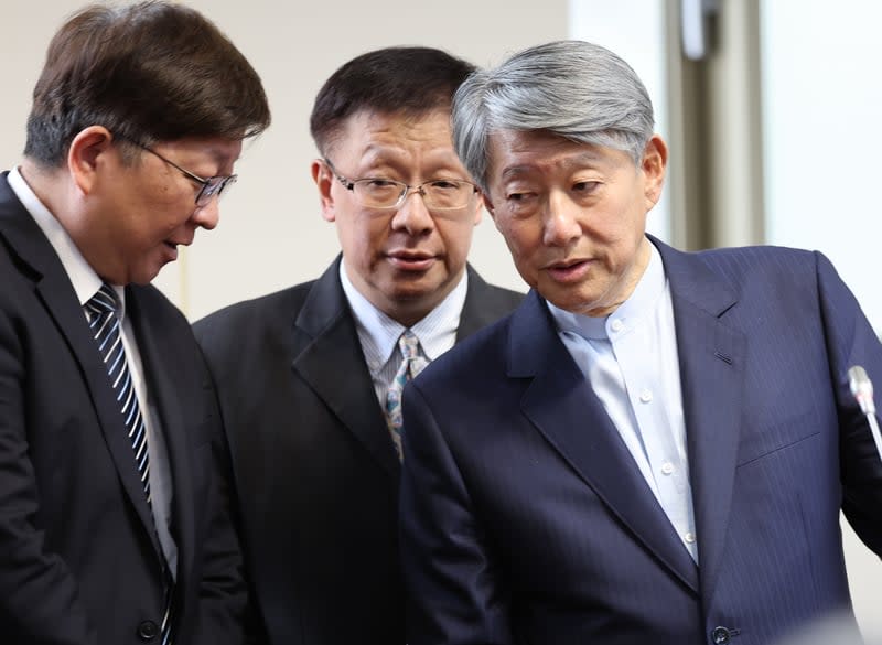 經濟部長郭智輝（右）5日上午首次前往立法院經濟委員會列席並備質詢。中央社