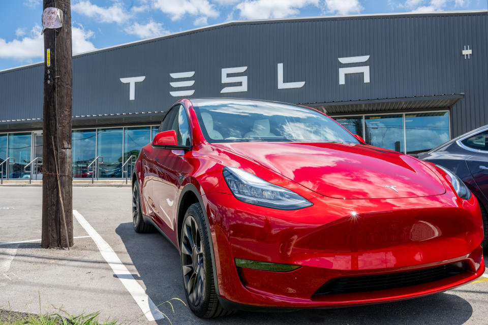 AUSTIN, TX - 31 MAGGIO: Una Tesla Model Y è vista su un parcheggio Tesla il 31 maggio 2023 ad Austin, Texas.  La Tesla Model Y diventa l'auto più venduta al mondo nel primo trimestre del 2023 (Foto di Brandon Bell/Getty Images)