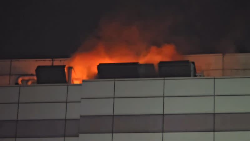 緯創大樓樓頂竄出火光，延燒到6樓。（圖／翻攝畫面）