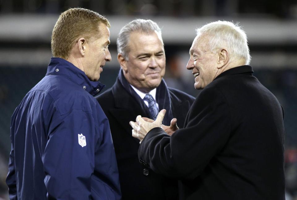 Jerry Jones (R) gave his head coach Jason Garrett a vote of confidence, even after failing to make the playoffs this season. (AP) 