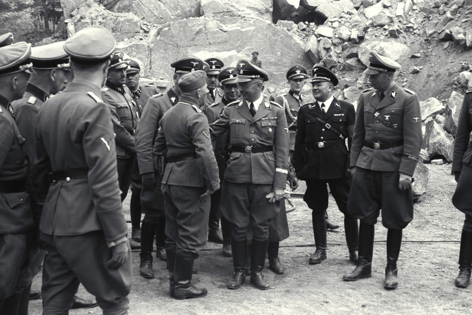 Franz Josef Huber, sexto de derecha a izquierda en el centro de la retaguardia, acompaña a Heinrich Himmler, líder de las SS, cuarto de derecha a izquierda, durante una visita al campo de concentración de Mauthausen, en Austria. (Amical de Mauthausen vía The New York Times)