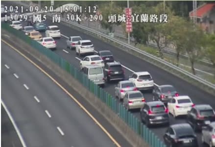 國5湧現北返車潮，目前宜蘭至頭城路段時速僅19公里。   圖：擷取自高公局即時路況