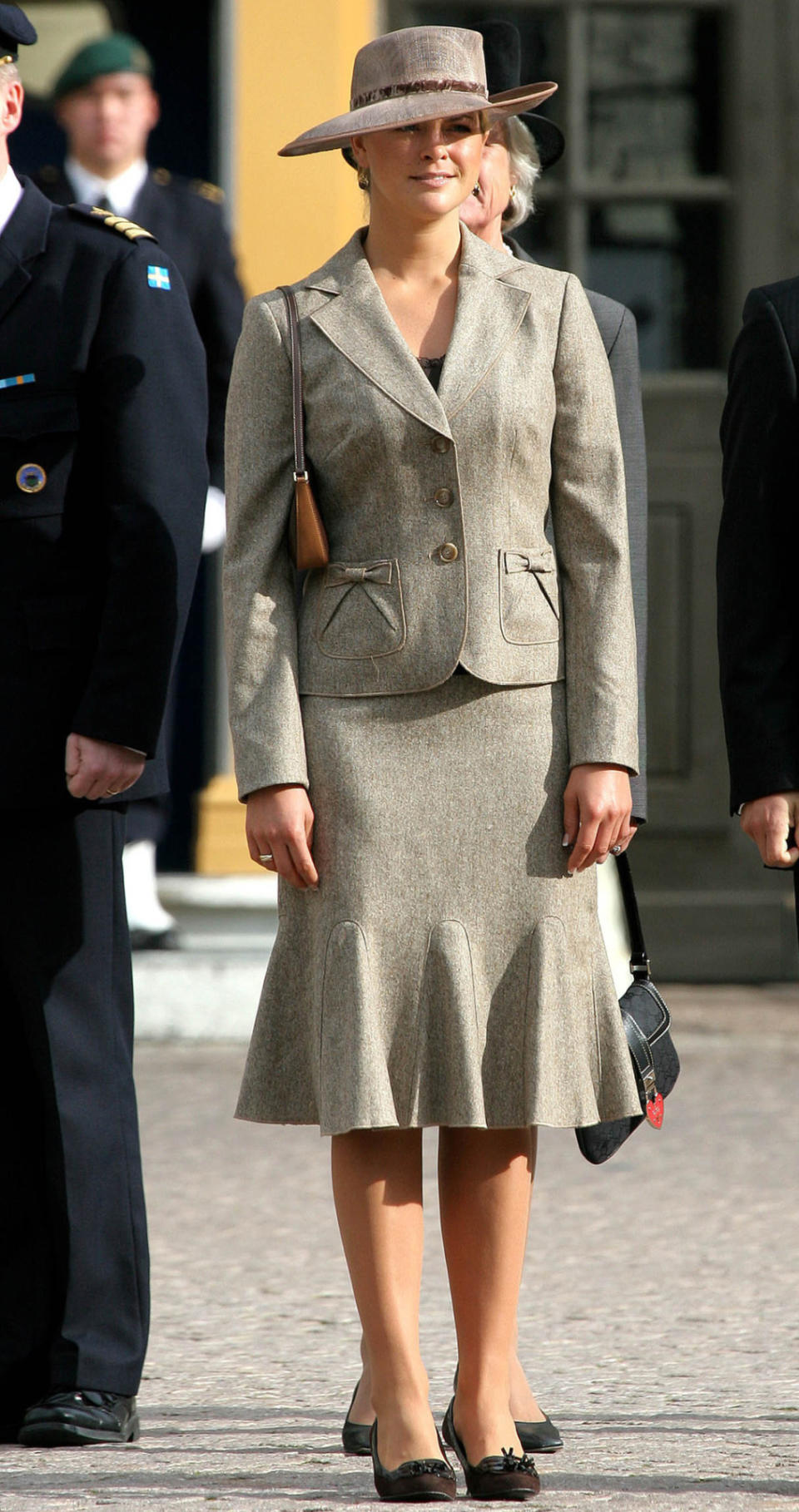 Graue Maus: Bei der Eröffnung der Legislaturperiode in Schweden ist meist die ganze Königsfamilie anwesend. 2006 konnte Madeleine dabei keine Fashionpunkte sammeln. Zu altbacken und bieder wirkt dieses graue Kostüm.  