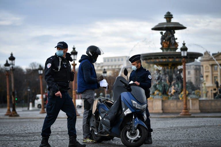 Contrôle d'attestation de sortie place de la Concorde à Paris le 13 novembre 2020 - Anne-Christine POUJOULAT © 2019 AFP