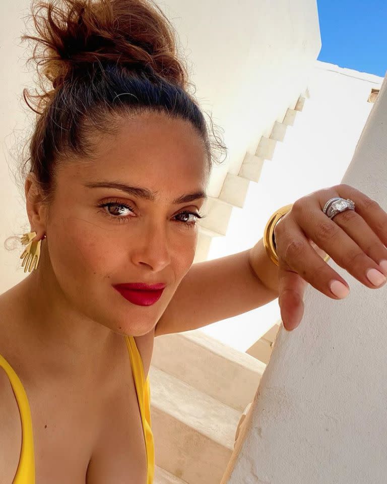 Salma Hayek (54) raubt uns in gelbem Badeanzug den Atem