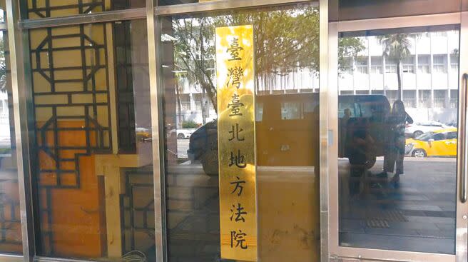 被控詐領助理費涉嫌貪汙遭起訴的台北市前議員林穎孟，因和具保人、林姓前夫離婚，林男聲請退保獲准後，台北法院23日開庭，法官認定林穎孟涉犯重罪且有串滅證及逃亡之虞，諭知23日晚間10點前以100萬元具保。（賴佩璇攝）