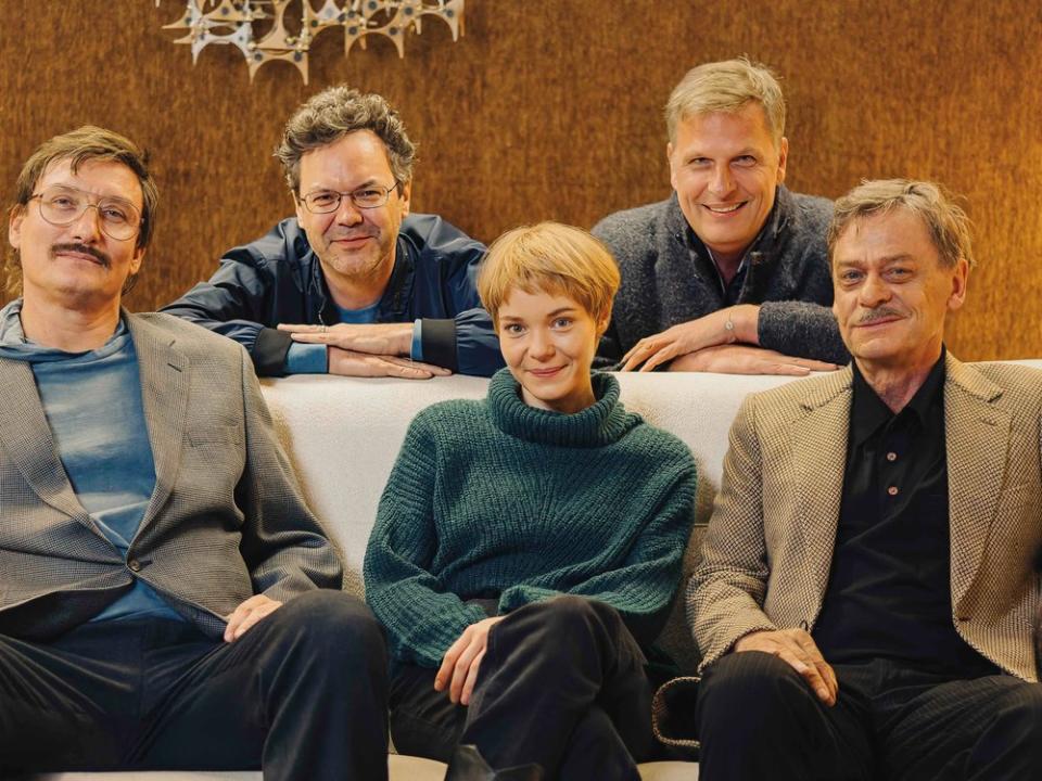 "German Crime Story: Gefesselt": Oliver Masucci, Florian Schwarz, Angelina Häntsch, Dietmar Güntsche und Sylvester Groth (v.l.). (Bild: Neue Bioskop/ Hendrik Heiden)