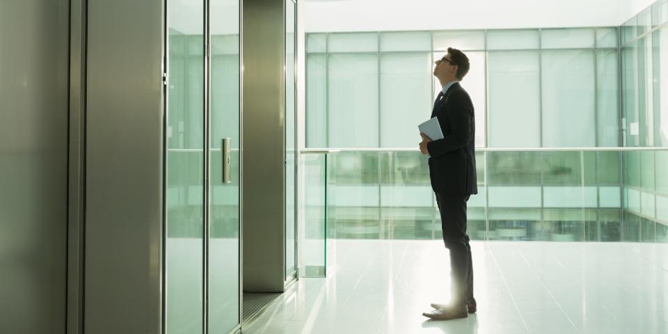 Un uomo attende l’ascensore: se è quello sociale, allora ci vorrà tempo prima che arrivi (foto: Getty Images)