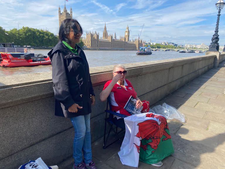 Vanessa y Annie, las primeras en la fila para despedir a la reina Isabel II