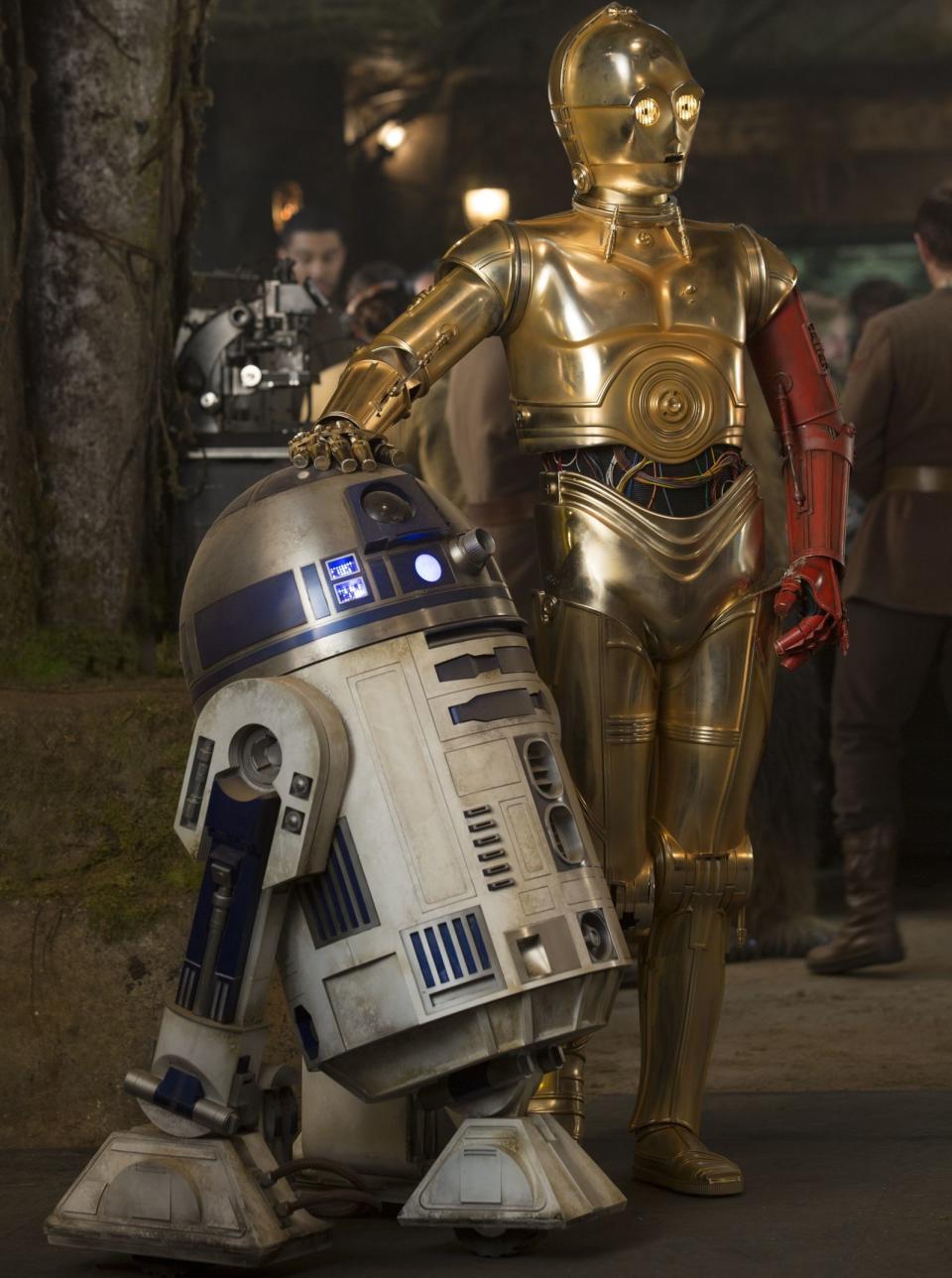 Auch sein exzentrischer Droiden-Sidekick R2D2 ist in allen Filmen zu sehen - Kenny Baker schlüpfte allerdings nur in vier Filmen in die gerade einmal 96 Zentimeter hohe Blechbüchse. Für die Dreharbeiten zu "Episode VII: Das Erwachen der Macht" war der kleinwüchsige Darsteller bereits zu krank. (Bild: Lucasfilm Ltd. & TM / Disney All rights reserved)