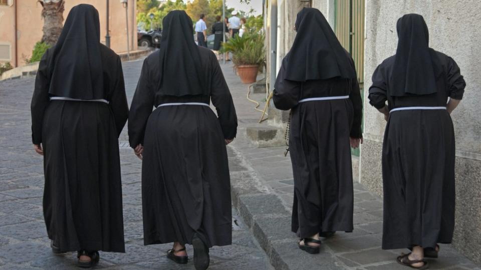 Monjas de espaldas.