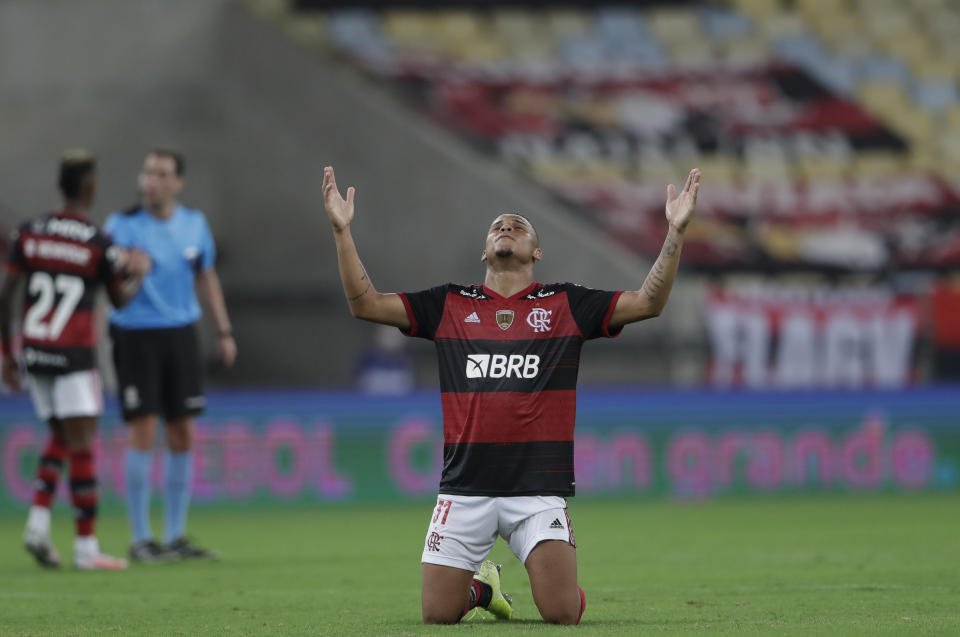 Natan, del Flamengo de Brasil, celebra la victoria sobre Independiente del Valle de Ecuador, en un duelo de la Copa Libertadores realizado en el Maracaná, el miércoles 30 de septiembre de 2020 (AP Foto/Silvia Izquierdo, Pool)