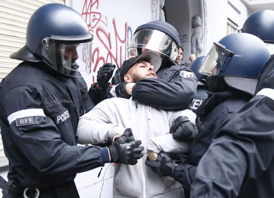 <p>Polizisten führen in Berlin-Kreuzberg einen gewalttätigen Demonstranten ab. Bei den Feierlichkeiten zum 1. Mai kommt es in Berlin immer wieder zu Randalen. In diesem Jahr gab es insgesamt 40 Festnahmen. (Bild: Reuters/Fabrizio Bensch) </p>