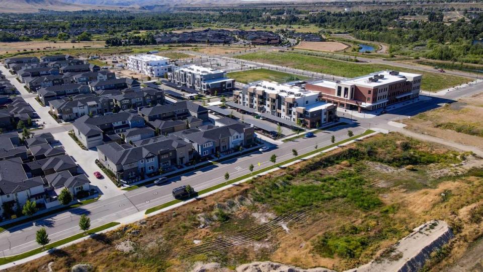 The Murray would join The Cut, Paddock and Stacker condos, seen in center in a line going southeast. The town center would be built in the empty land in the foreground of this aerial view looking east toward Dallas Harris Elementary School at top right.