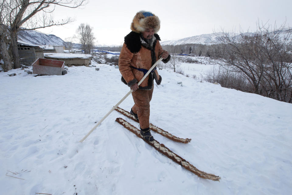 <p>Ein Handwerker im chinesischen Autonomiegebiet Xinjiang testet seine selbst gefertigten Langlauf-Ski, die mit Pferdefell bezogen sind. Im Altai-Gebirge im Westen des Landes wurden Höhlenmalereien gefunden, die vermuten lassen, dass die Bewohner der Region bereits vor zehn- bis dreißigtausend Jahren Skier benutzten. (Bild: Reuters) </p>