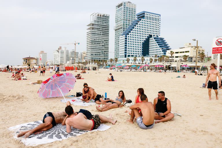 Las playas de Tel Aviv podrán recibir a turistas vacunados con Sputnik V