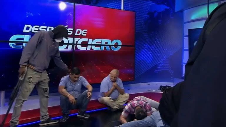 En el canal TC Televisión en Guayaquil, hombres encapuchados se metieron a las instalaciones con armas
