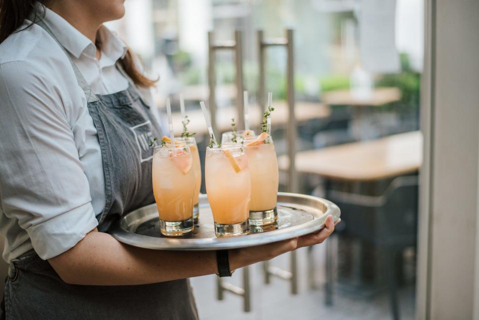 Eine Kellnerin bedient in einem Lokal. (Bild: Getty Images)