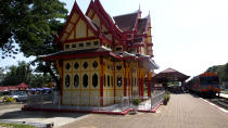 <p>No te puedes ir de Tailandia sin visitar su estación más antigua. Está en Hua Hin, un pueblo situado a tres horas de Bangkok. (Foto: Wikimedia Commons / <a rel="nofollow noopener" href="https://commons.wikimedia.org/wiki/File:Hua_Hin_Railway_Station_(12250075993).jpg" target="_blank" data-ylk="slk:Clay Gilliland;elm:context_link;itc:0;sec:content-canvas" class="link ">Clay Gilliland</a>). </p>