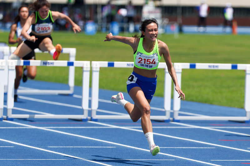 全大運女子100公尺跨欄  張博雅奪金（2） 113年全大運公開女生組100公尺跨欄決賽6日在國立 台灣體育大學田徑場舉行，國立體大張博雅（前）以 13秒11摘金，完成2連霸。 中央社記者王騰毅攝  113年5月6日 