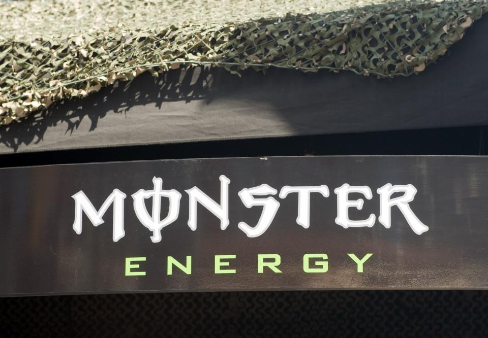 <p>Wie der Name schon sagt, sollen Energy-Drinks dem Körper Energie verleihen. Neben vielen anderen Stoffen schaffen sie das vor allem aber auch mit Zucker. So enthält eine Dose "Monster Energy Assault" einen monströsen Zuckergehalt von bis zu 83 Gramm, was in etwa 28 Stück Würfelzucker entspricht. (Bild: iStock / PaulMcKinnon)</p> 