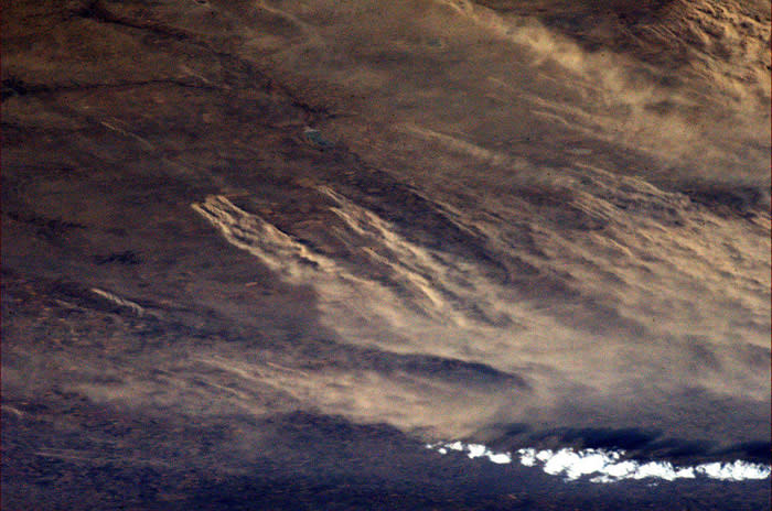 Foto tomada del Twitter de @Cmdr_Hadfield: Tormenta de arena en el Noreste de Estados Unidos. Se puede ver donde comenzaron. Aunque no estoy seguro de exactamente dónde es. ¿Alguien allá abajo sabe?.