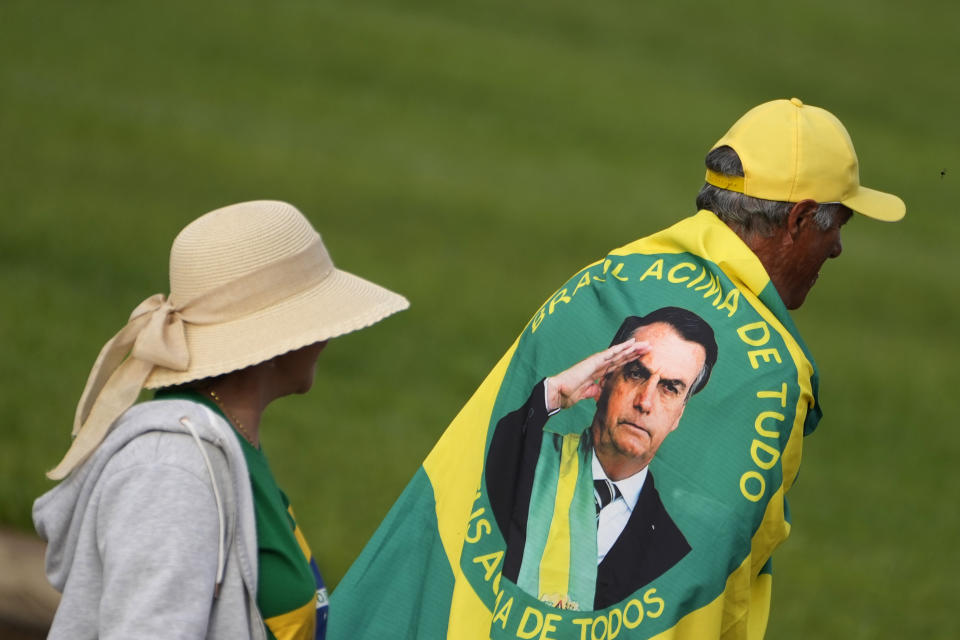 Partidarios del presidente de Brasil, Jair Bolsonaro, se reúnen en sus últimos días de gobierno afuera de la residencia oficial Palacio Alvorada en Brasilia, Brasil, el miércoles 21 de diciembre de 2022. (AP Foto/Eraldo Peres, Archivo)