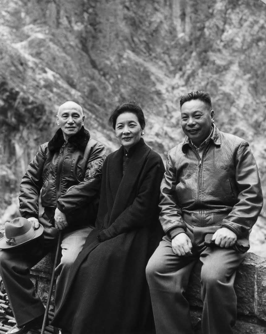 1950年代，蔣經國、父親蔣介石與母親宋美齡。