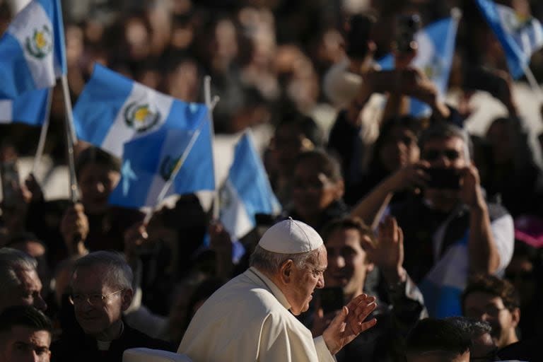 El Papa Francisco llega a su audiencia general semanal en la Plaza de San Pedro, en el Vaticano, el miércoles 8 de noviembre de 2023.