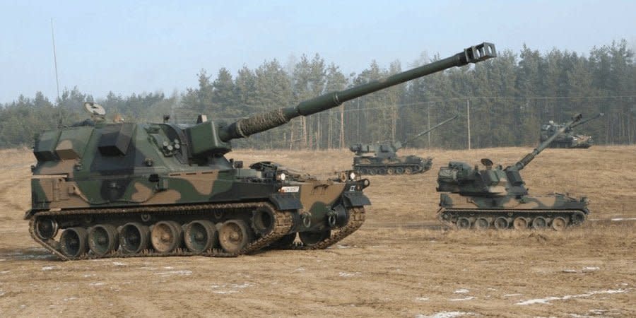 155-mm AHS Krab howitzers made in Polandі