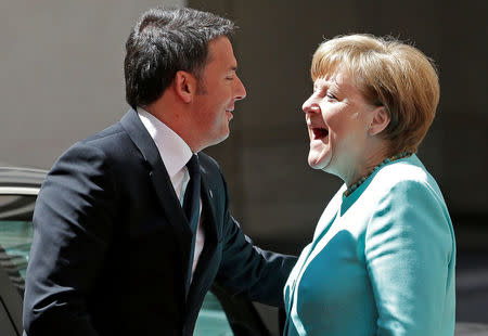 Italian Prime Minister Matteo Renzi (L) greets German Chancellor Angela Merkel at Chigi palace in Rome May 5, 2016. REUTERS/Max Rossi