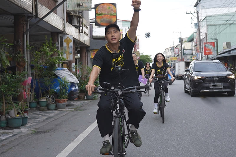 【車勢星聞】《綜藝玩很大》設計全新賽制，藝人自行騎腳踏車前往景點。（圖：三立提供）