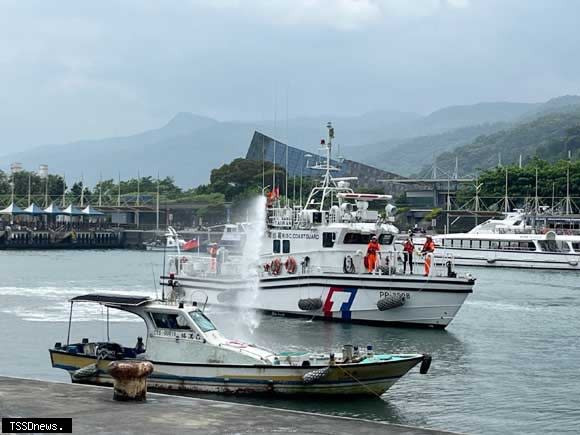 宜蘭縣環保局在頭城烏石港辦理「宜蘭縣海洋污染緊急應變及救生救難實兵演練」場景。（圖：宜蘭縣環保局提供）