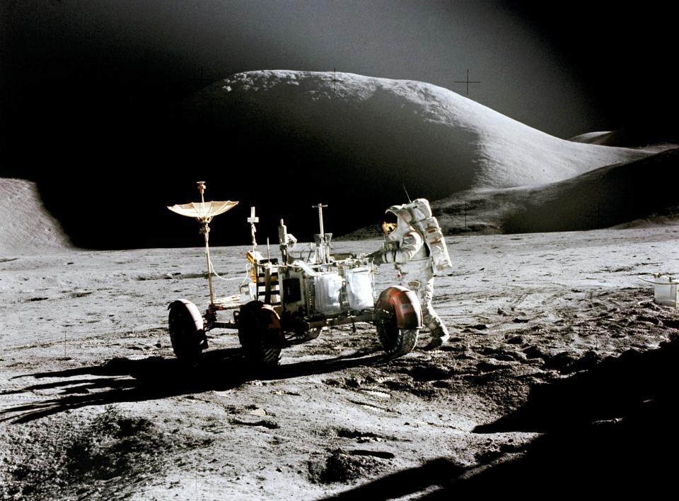 Astronaut James B. Irwin, Pilot der Mondlandefähre, arbeitet am Lunar Roving Vehicle während der ersten Apollo 15-Mondlandung (EVA - Extravehicular Activity). - Copyright: NASA