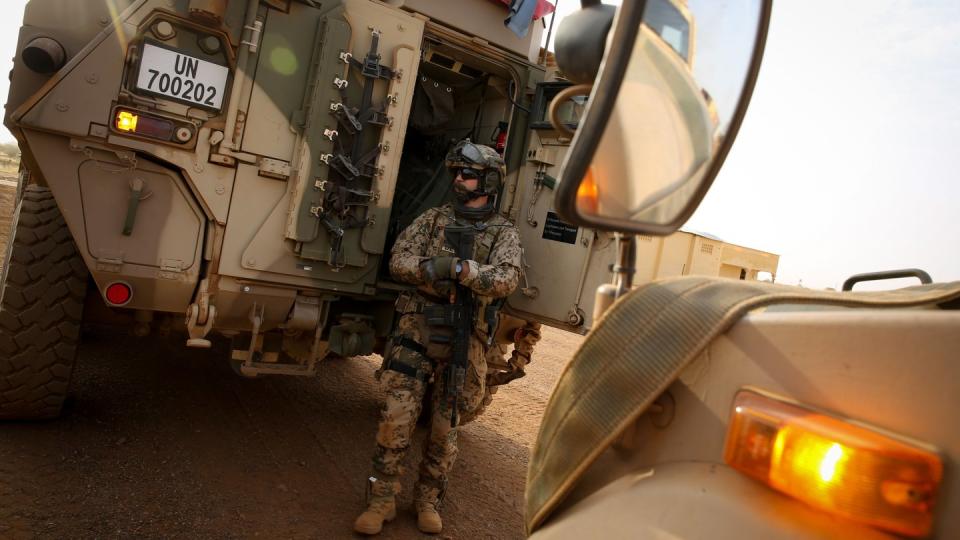 Schwer bewaffnete Bundeswehrsoldaten in Gao. Die Bundeswehr hat aus Sorge vor ethnischen Unruhen die Stadt abgeriegelt. Foto: Kay Nietfeld/Archiv