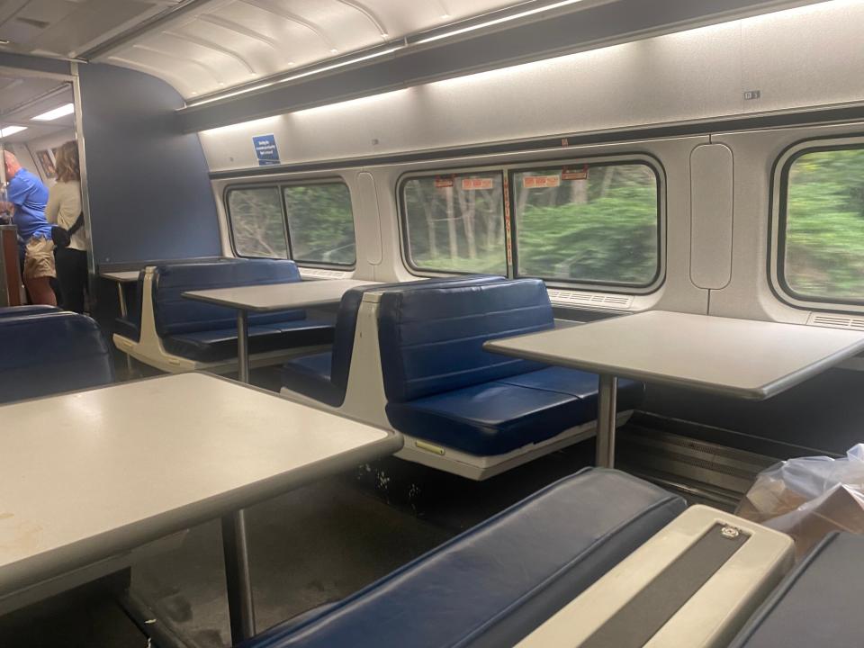 amtrak tables on train dining car