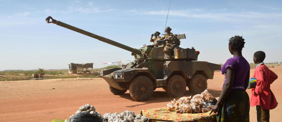 Blindé Sagaie de l'armée française patrouillant à Diabaly, au Mali, en 2013. 
