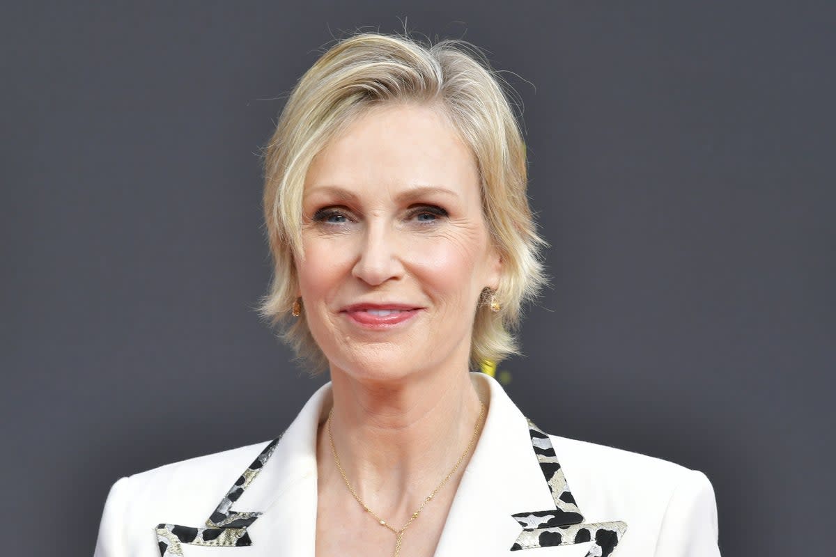 Jane Lynch suggests women lower pitch when recording podcasts (Getty Images)