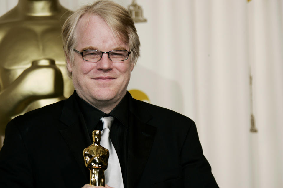 En esta foto del 5 de marzo del 2006, Philip Seymour Hoffman posa tras ganar el Oscar al mejor actor por su trabajo en "Capote", en Los Angeles. La policía dijo que Seymour Hoffman fue hallado muerto en su apartamento en Nueva York el domingo 2 de febrero del 2014. Tenía 46 años. (AP Foto/Kevork Djansezian, Archivo)