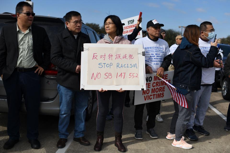 德州華人組織舉行示威集會，抗議限制中國人購買房產的法案。 (MARK FELIX/AFP via Getty Images)