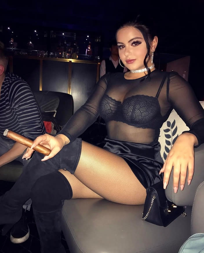 Nach diesem Abend dürfte Schauspielerin Ariel Winter („Modern Family“) in China einen ganzen Haufen neuer Fans gefunden haben! Denn während ihres Aufenthalts in Peking feierte die 19-Jährige in einem maximal-hotten Outfit aus Spitzen-BH, transparentem Top und Mikroröckchen mit Wahnsinns-Bein-Effekt die Nacht durch. (Bild: Instagram/arielwinter)