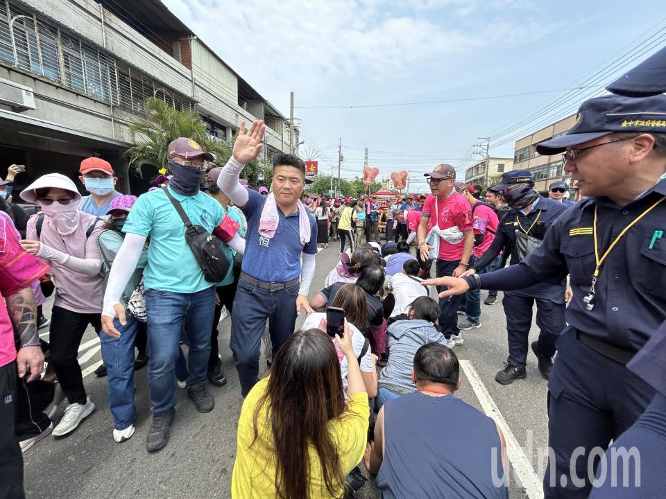 大甲媽鑾轎今天經過大肚區，被熱情信徒包圍，爭相搶著鑽腳底，現「貪食蛇」跪等鑽轎底盛況。記者趙容萱／攝影