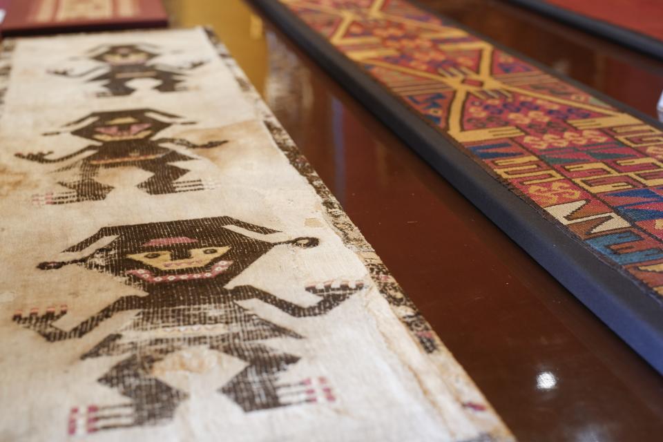 Textiles incas recuperados se exhiben en el Ministerio de Relaciones Exteriores en Lima, Perú, el miércoles 20 de marzo de 2024. Según la Cancillería peruana unas 6.400 piezas fueron devueltas al Perú desde Estados Unidos, Alemania, Italia, Portugal y Suiza. (Foto AP/Miguel Paredes Haro)